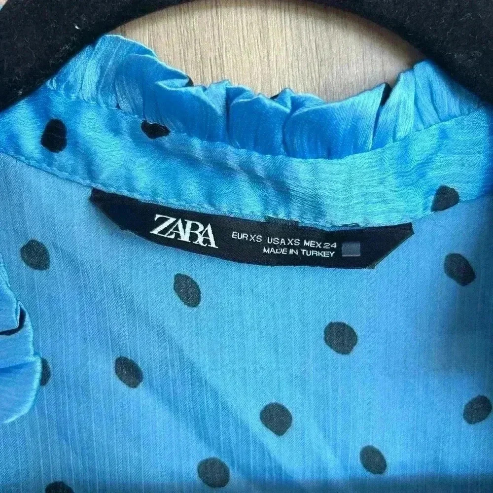 ZARA POLKA DOT BLOUSE WITH RUFFLES SATIN
EFFECT SIZE XS V Neck Ties
Long Sleeves - Picture 7 of 10